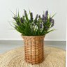 vaso de vime pequeno detalhe flor lavanda lili casa e construcao