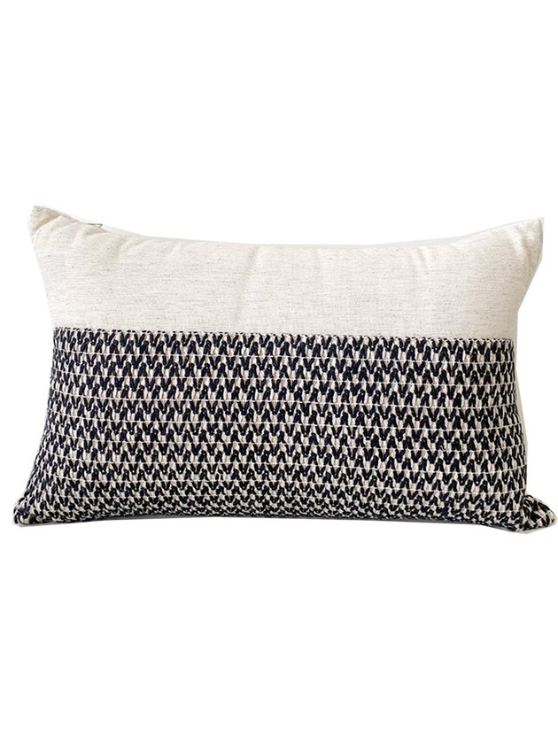 almofada baguete croche preto linho lili casa home decor