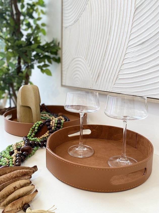 bandeja couro sintetico marrom detalhe lili casa