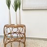 mesa de vime ondular ambientada vasos finos lili casa