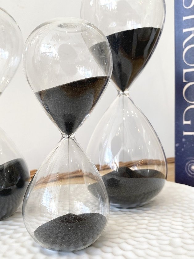 ampulheta de vidro preto detalhe lili casa