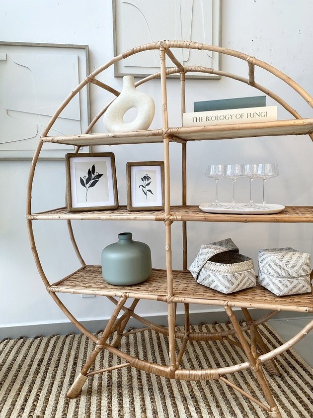 estante de vime ambientada lili casa